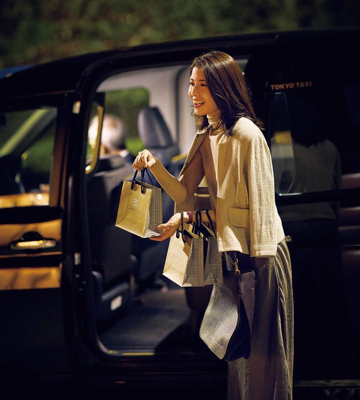 手土産を渡している様子