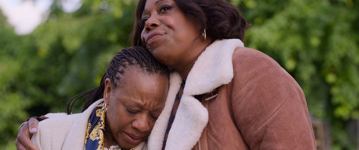 苛立ち悪態をつく中年女性を主人公にマイク・リー監督が描く家族の物語