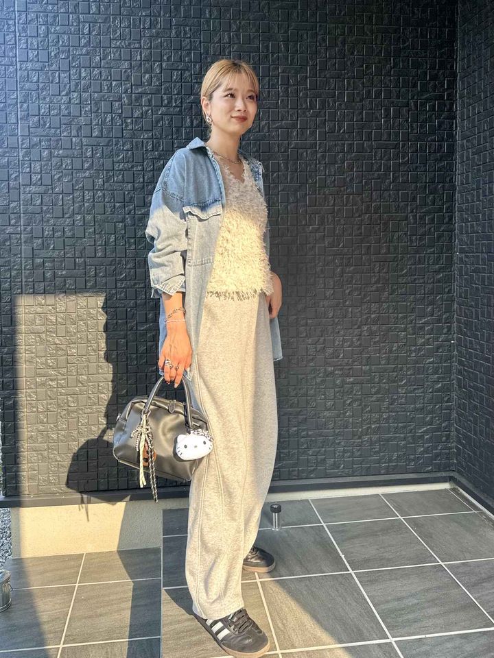 画像: デニムシャツをon