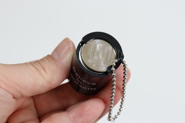 キャンドゥ 100円玉専用コインケース モノクロ 使用例