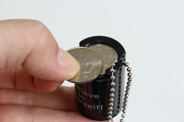 キャンドゥ 100円玉専用コインケース モノクロ 使用例 取り出し方