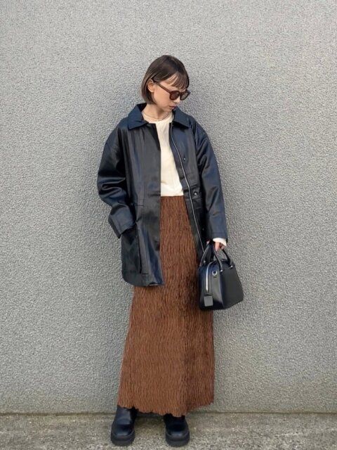 2025秋女性レザージャケット異素材ミックスコーデ