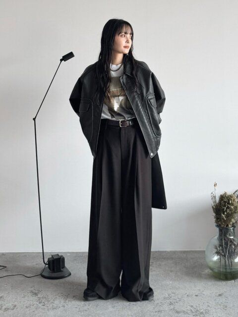2025秋女性レザージャケットこなれコーデ