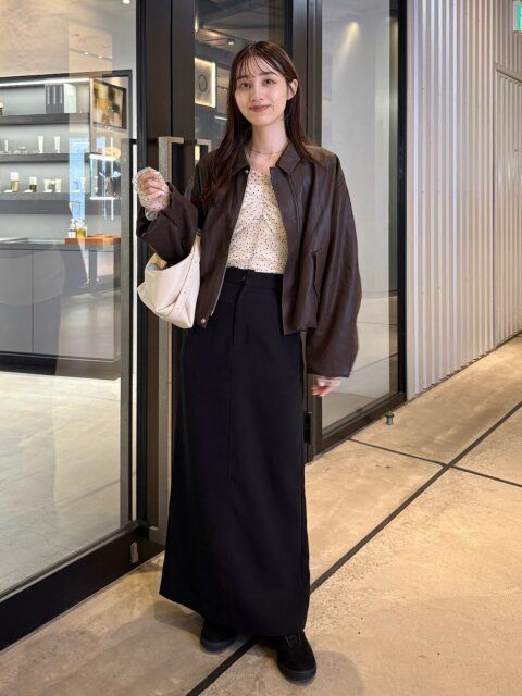 2025秋女性レザージャケット甘辛フェミニンコーデ