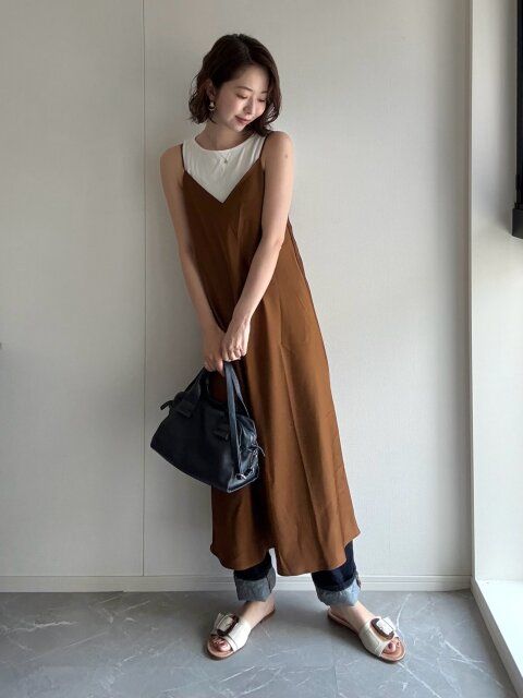 スタイル02：インナーの面積を増やしてデニムのレイヤードコーデ