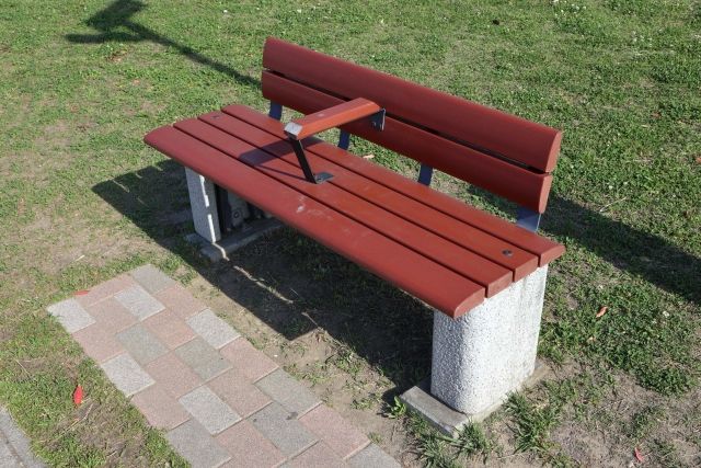 【心理テスト】あなたの隠れた精神年齢を診断！“運の流れを整える”時間の使い方を 4択でチェック！ベンチ