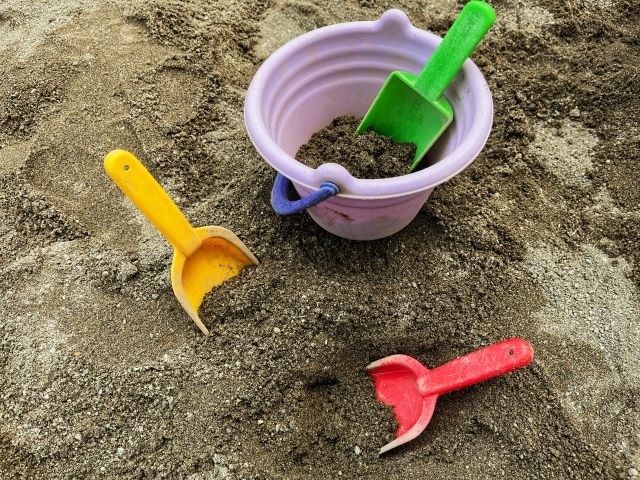 【心理テスト】あなたの隠れた精神年齢を診断！“運の流れを整える”時間の使い方を 4択でチェック！砂場