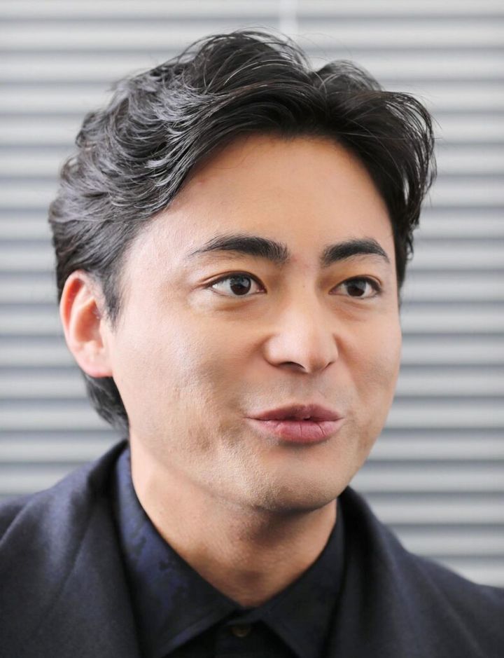 個性派俳優として唯一無二の存在感を放つ山田孝之さんの衝撃的な近影が話題です。