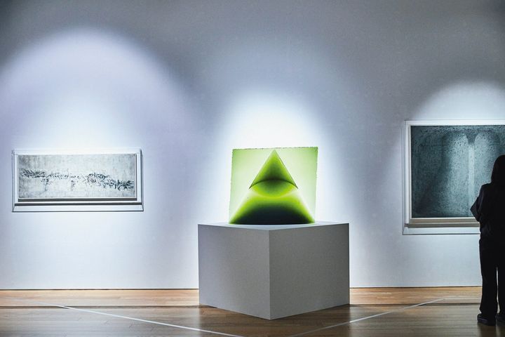 富山市ガラス美術館より、スタニスラフ･リベンスキー＆ヤロスラヴァ・ブリフトヴァー《ピラミッドの緑の眼》