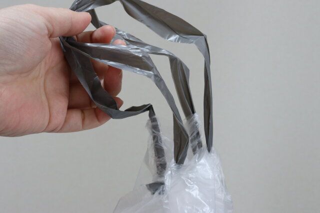 キャンドゥのヒモ付きごみ袋を絞る