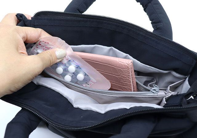 仕切りファスナーポケット