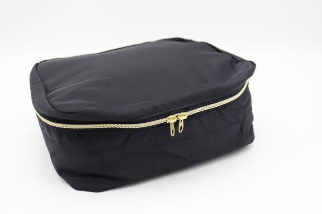 ダイソーのバニティポーチはタブルジッパー仕様で大きく開く