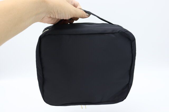 ダイソーのバニティポーチは持ち運びに便利なハンドル付き