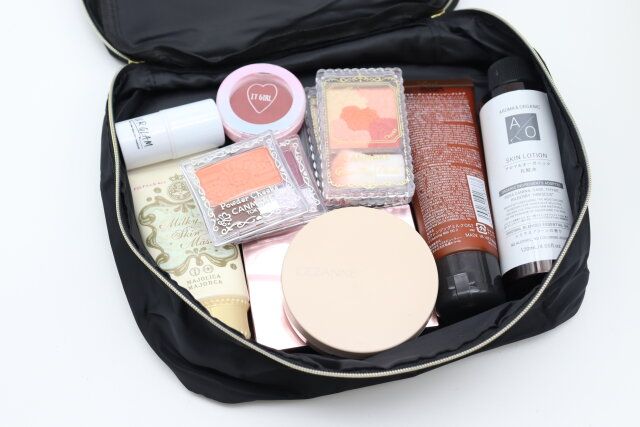 ダイソーのバニティポーチは大容量でスキンケアのボトルも収納できる