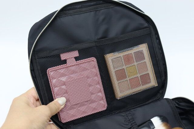 ダイソーのバニティポーチはメッシュポケット付きで小物を仕分けられる
