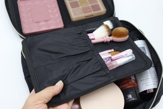 ダイソーのバニティポーチはブラシを収納できる仕切り付き