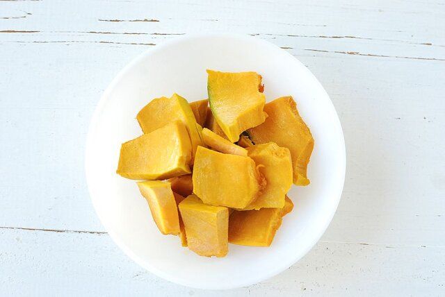 かぼちゃは種を取り除き皮をむいて1cm幅にカットする。