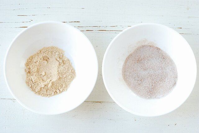 お好みで、〇と◆をそれぞれ合わせたものを用意し、ドーナツが熱いうちに表面にまぶす。