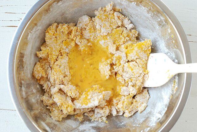 溶き卵を少しずつ加え、ゴムベラで切るように混ぜる。