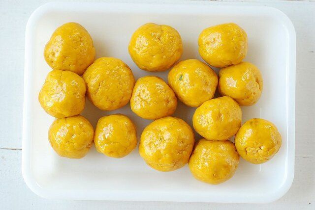 生地を小さなピンポン玉状に丸める。