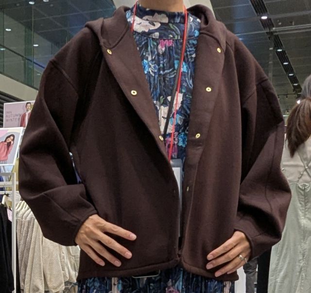 フード付きのブルゾン