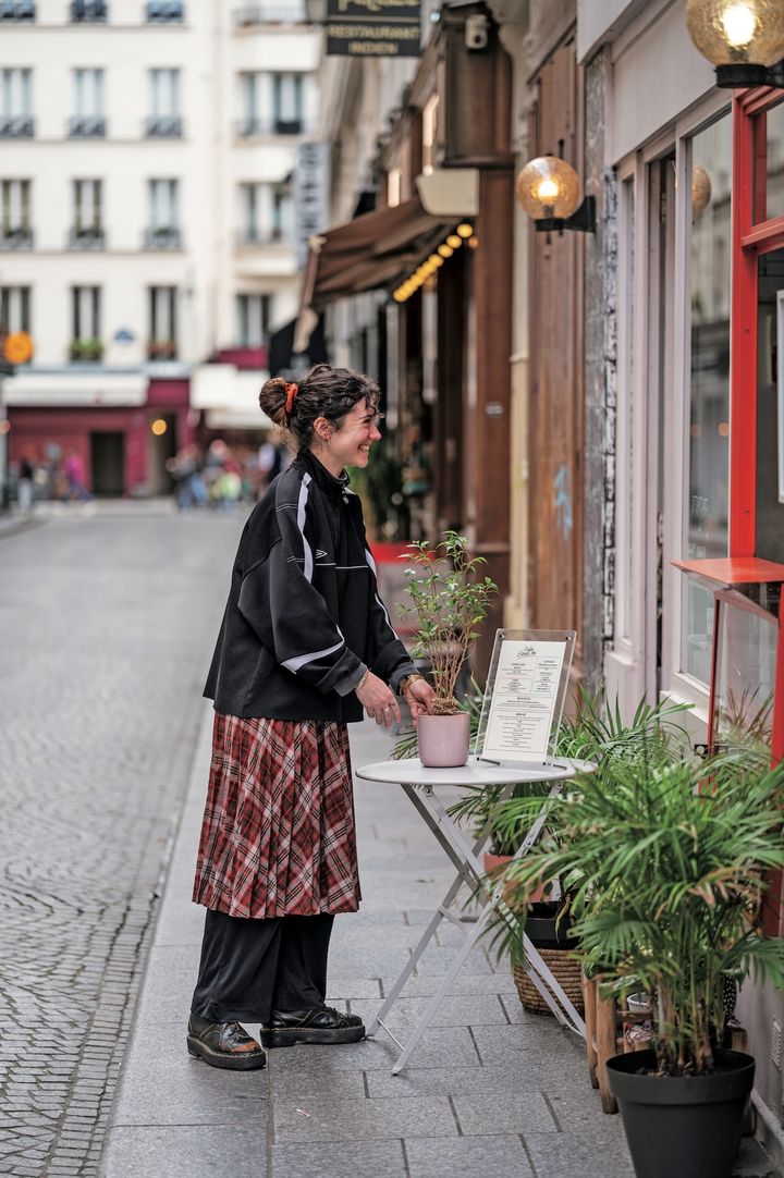 スカート on パンツのコーデはトラックジャージを合わせるとおしゃれに決まる