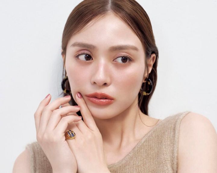 ツヤめくちゅるりんグロスで、愛の言葉を語る美しい唇に モデル＝内田理央