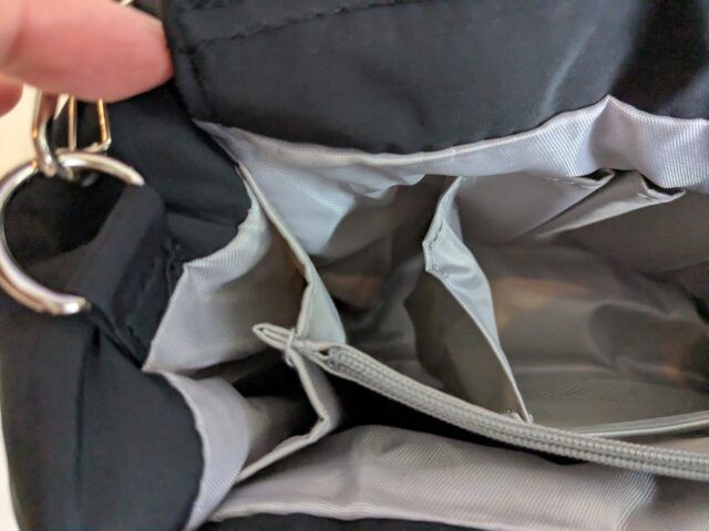 仕切りバッグスマホ収納