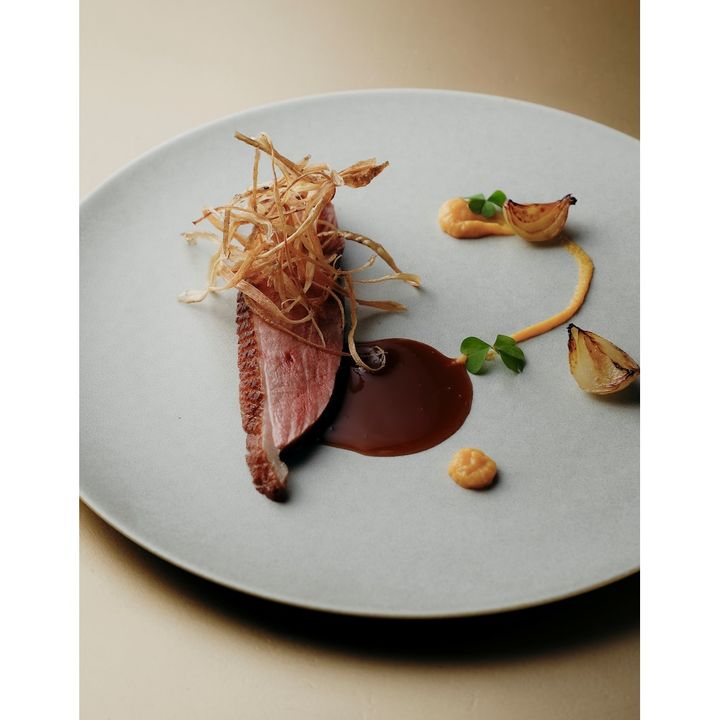 香ばしくローストした七谷鴨胸肉に赤ワインとゴボウの香るソースを添えて。