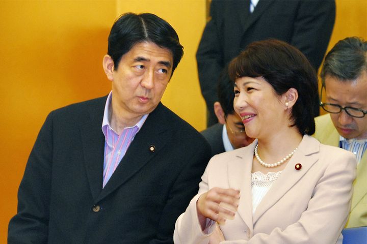 当時の安倍晋三首相（左）と高市早苗国務相少子化担当相（2007年7月2日、時事）
