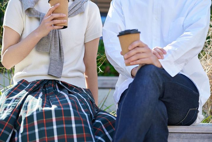 ベンチに座って話す男女