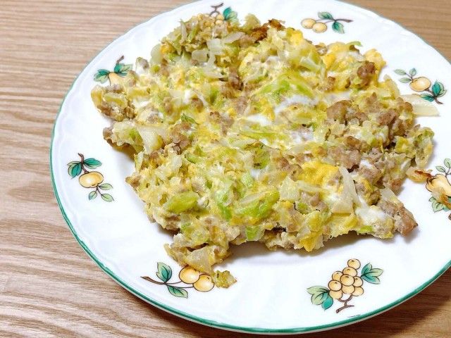 キャベツとひき肉のオムレツ