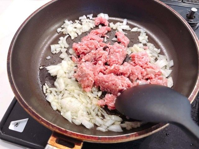 キャベツとひき肉のオムレツ