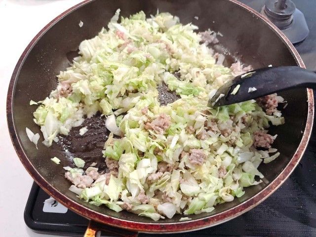 キャベツとひき肉のオムレツ