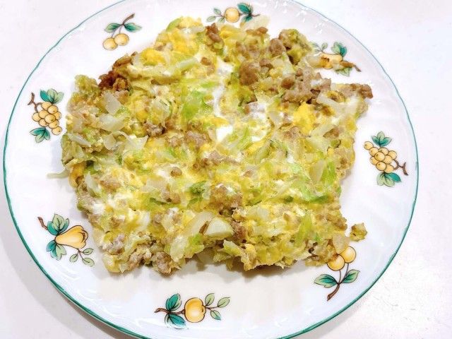 キャベツとひき肉のオムレツ