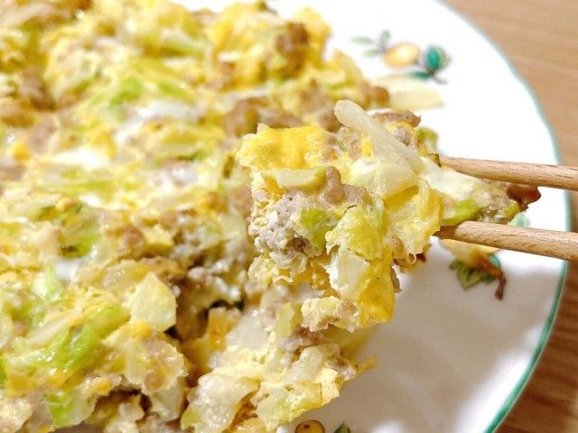 キャベツとひき肉のオムレツ