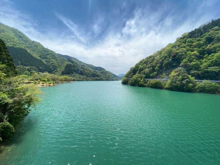 All About ニュース編集部が全国250人を対象に実施した穴場秘境に関するアンケートの調査結果から、秋に行きたい「神奈川県の穴場秘境」ランキングを発表！ 2位「中川温泉渓谷」を抑えた1位は？