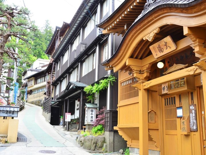 野沢温泉は、長野県北部の山間に広がる、開湯700年以上の歴史を持つ温泉地。地元住民によって守られてきた13カ所の共同浴場（外湯）を巡る湯めぐりが最大の魅力です。