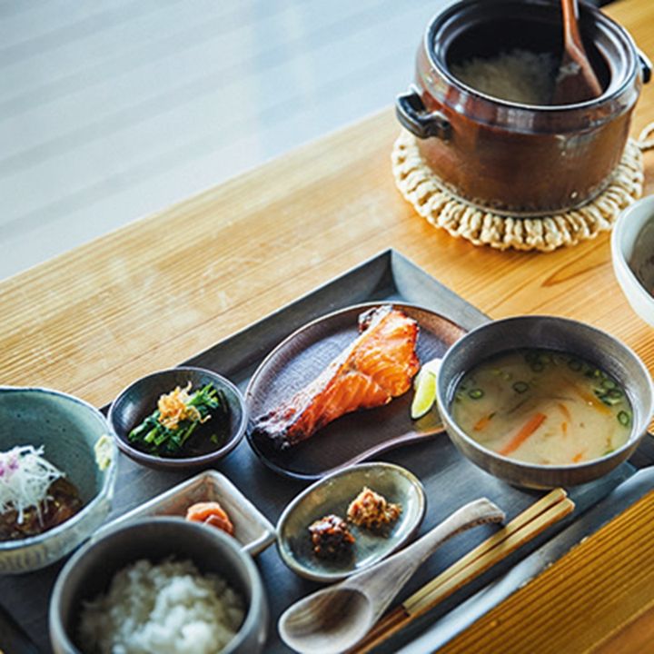 歓宿縁 ESHIKOTO。朝食はESHIKOTO内の『Apéro ＆ Pâtisserie acoya』で、福井の新鮮な食材を用いた和食を。