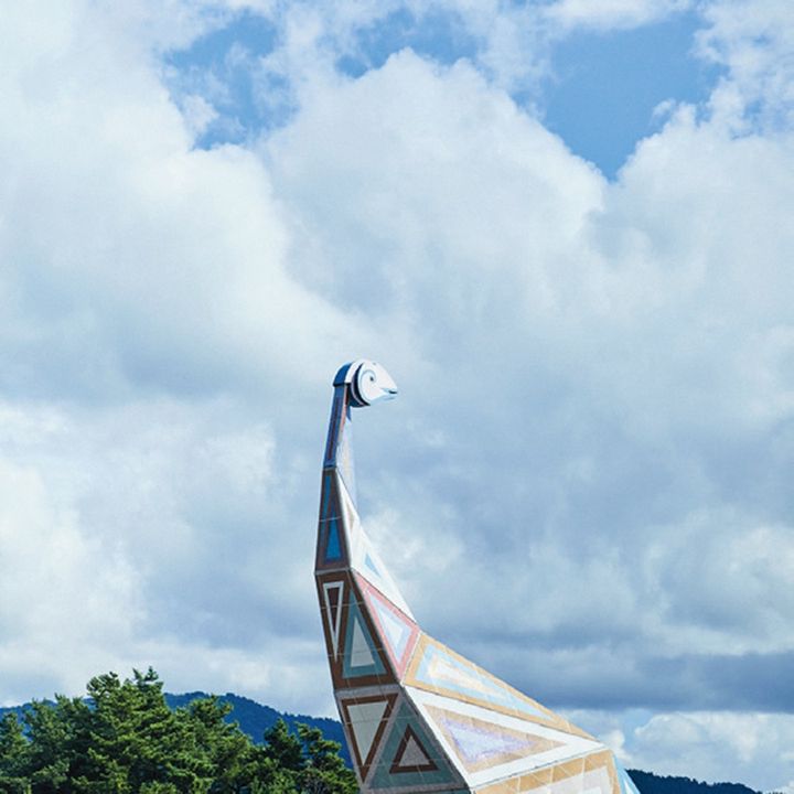 福井県立恐竜博物館前には高さ16mのモニュメント「レインボーサウルス」が。