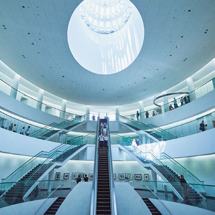 福井県立恐竜博物館の恐竜の卵を思わせる建物の設計は黒川紀章建築都市設計事務所が手がけた。