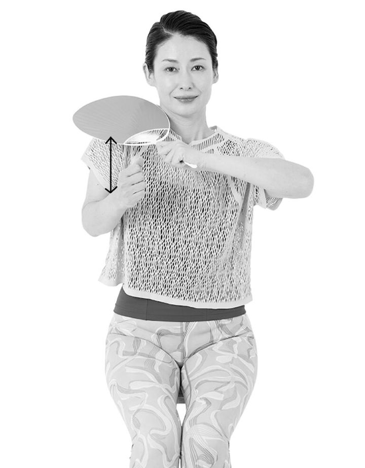 【NG】肩をすくめないよう注意