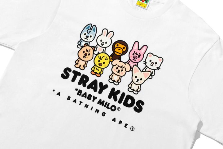 この特別なパートナーシップでは、BAPE®が誇るアイコニックなストリートウェアのレガシーと、Stray Kidsのクリエイティビティが融合。