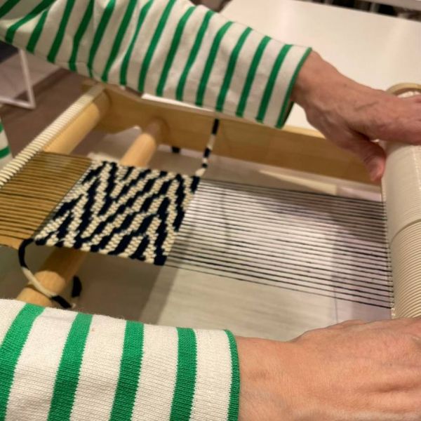 大丸福岡天神店「ふくおか伝統工芸 びびび！展」久留米絣「卓上手織り機のコースター作り」