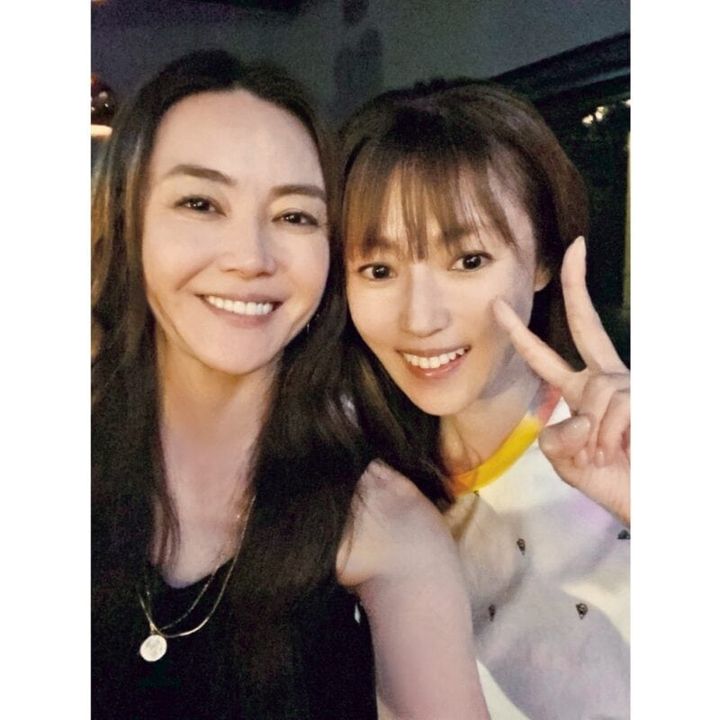 女優の深田恭子さんと。「ふたりとも40代、大人の関係性で話せる心地よさがあります。恭子ちゃんは、いつも穏やかだけれど、パワフルでしっかり者の一面も」