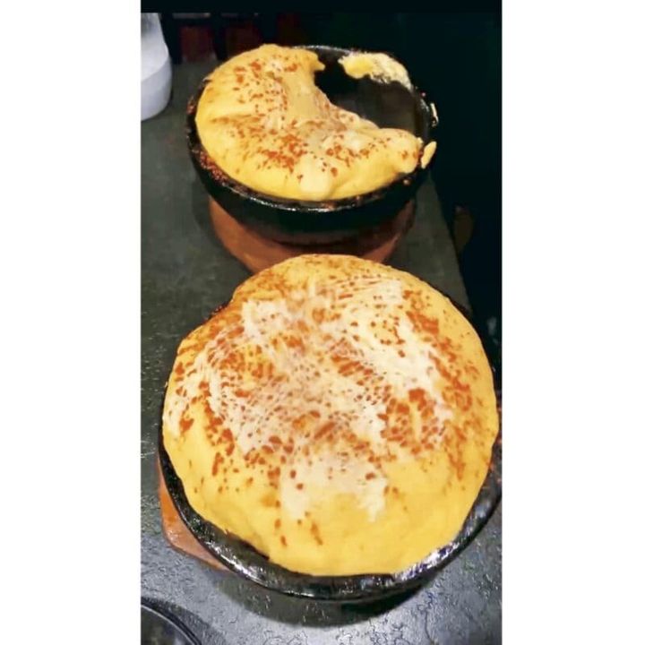 熱海の「焼肉秘苑」にて。「花火大会の日の夕食はここ。お肉もとても美味しいですが、ふわふわの卵がのっている石焼ビビンバが絶品です」