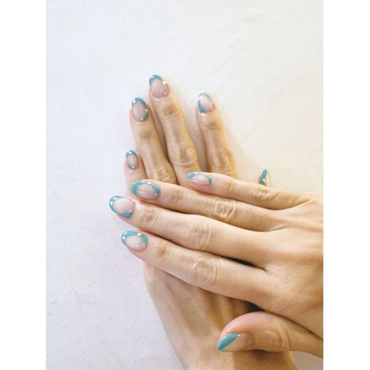 「ドラマ撮影が終わって、ネイルを思い切り華やかに。ティファニーブルーのちょい派手ネイルで、束の間の解放感を味わっています♪」