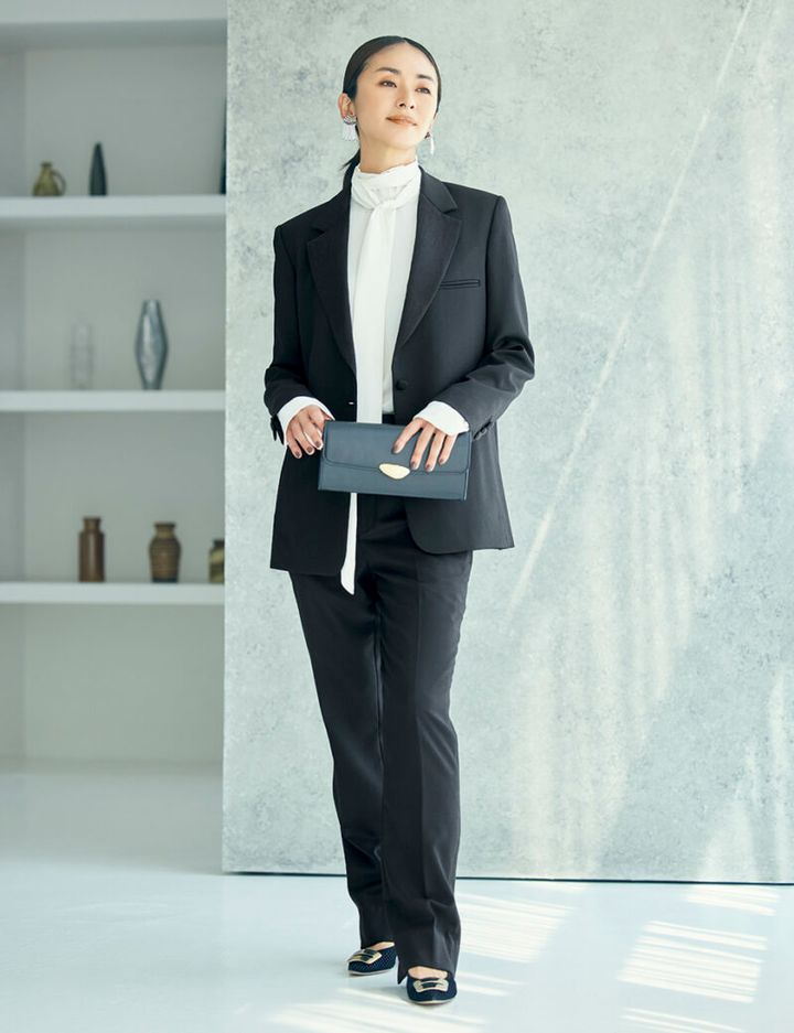 ジャケット6万9300円、ブラウス3万8500円、パンツ3万7400円（すべてチノ／モールド） イヤリング1万7600円（イリス47／フーブス） バッグ5万9400円（マエストソ）、パンプス7万9200円（ペリーコ／アマン）