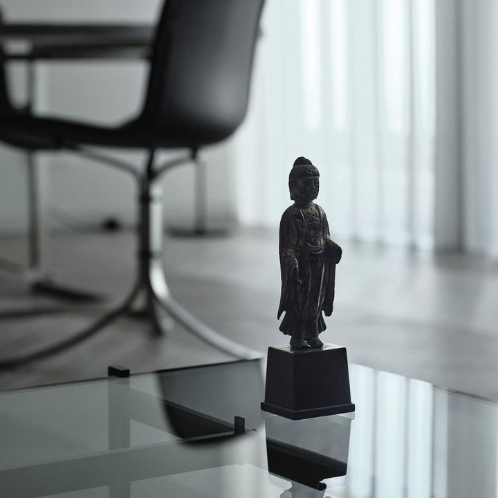 おしゃれな人の家にあるのは、アートでも観葉植物でもなく“仏像”だった。
