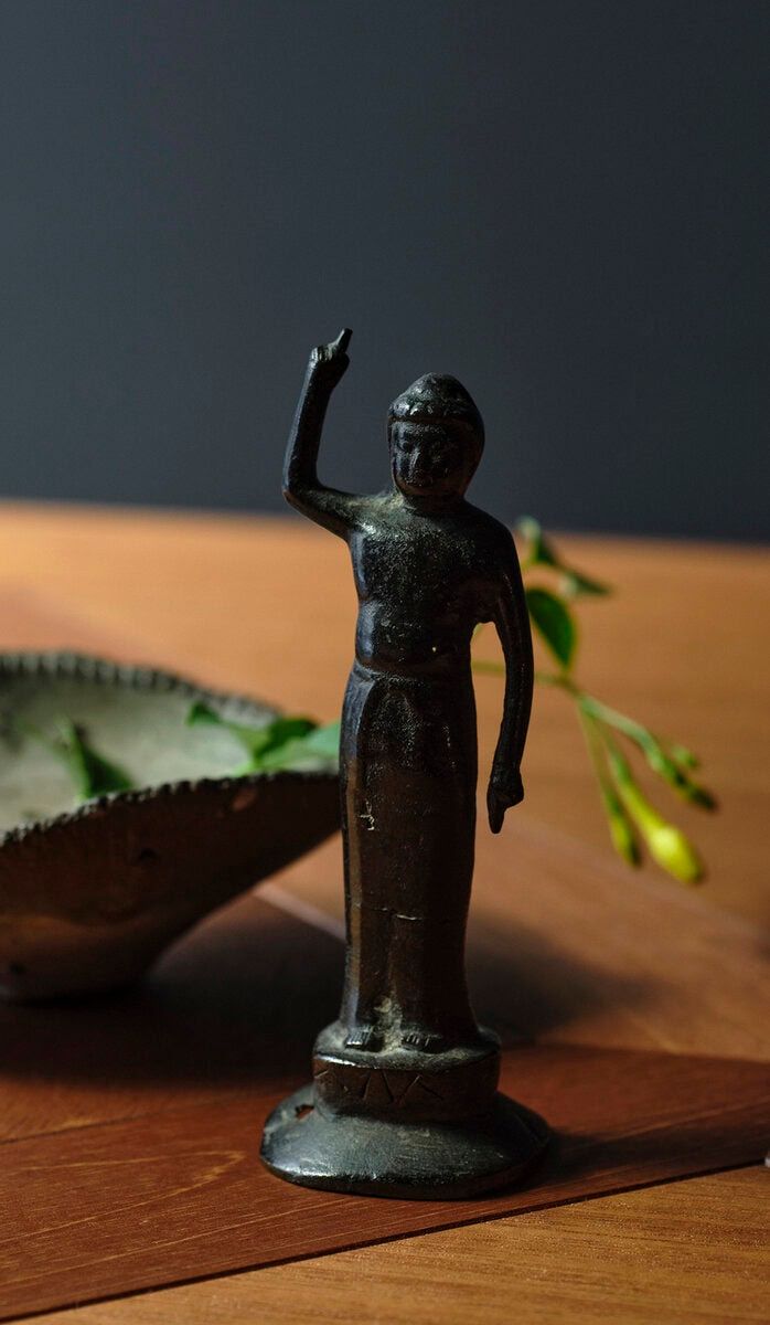 おしゃれな人の家にあるのは、アートでも観葉植物でもなく“仏像”だった。